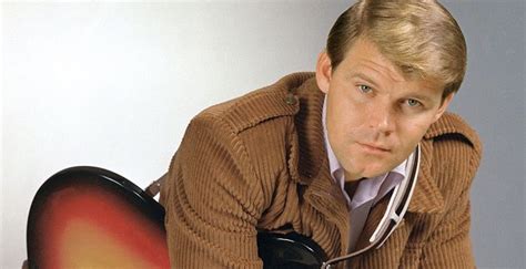 Glen Campbell Biography - Facts, Childhood, Family Life & Achievements