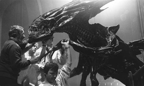 ALIENS Alien Queen full-size puppet comes to life | Stan Winston School ...