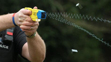 Volunteer police officers to be armed with Taser stun guns - BBC News