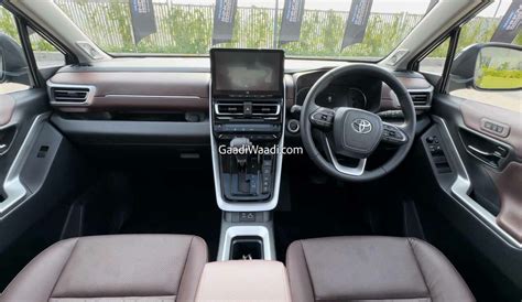 7-Seater Toyota SUV (Innova Hycross Based) For India Rendered