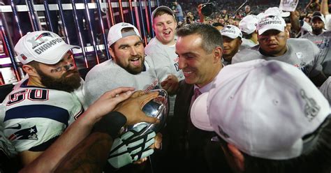 Iowan Kurt Warner walks up Lombardi Trophy at Super Bowl procession