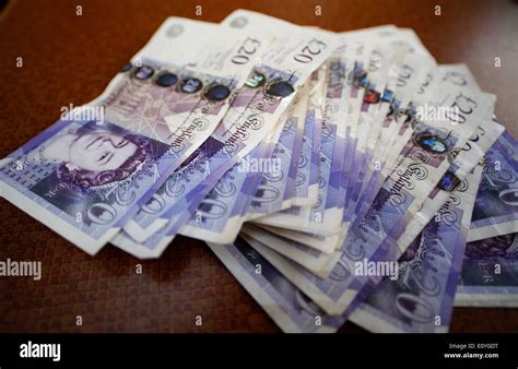 5000 pound bundle of twenty pound notes Stock Photo - Alamy