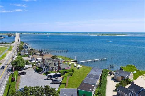 A bayfront Hampton Bays inn & restaurant lists for $4.75M - Curbed Hamptons