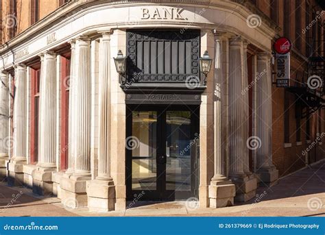 Old bank building editorial stock image. Image of aged - 261379669