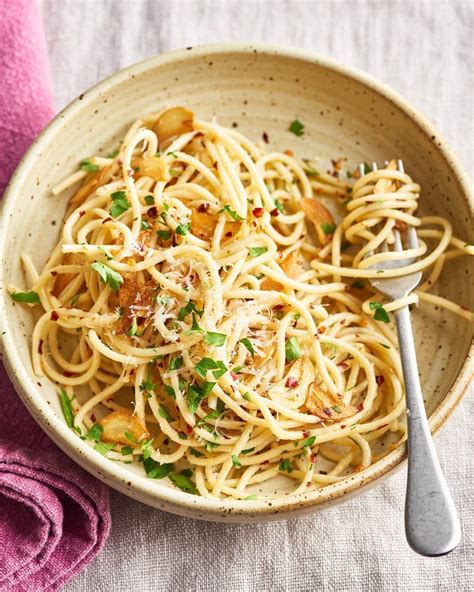 Spaghetti Aglio e Olio. Need recipes and ideas for easy and fancy dinners and weeknight meals ...