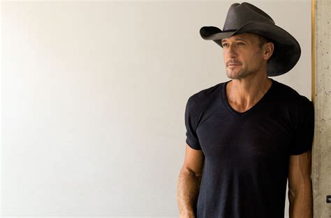 Tim McGraw Sings ‘Humble and Kind’ In Spanish: ‘Nunca Te Olvides de Amar’ | Billboard – Billboard