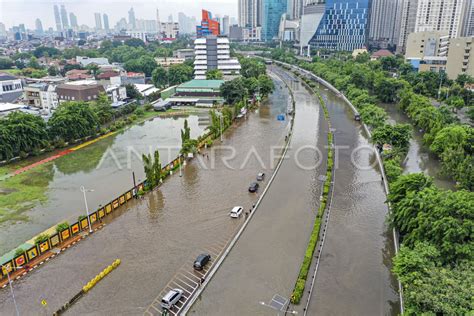 BANJIR DI KAWASAN JALAN S PARMAN JAKARTA BARAT | ANTARA Foto