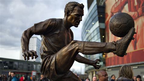 Bergkamp statue unveiled outside Emirates