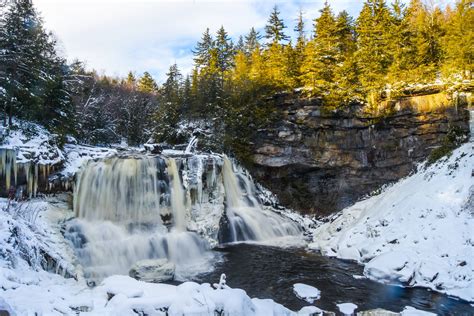 A wintery Blackwater Falls, Davis, WV. [OC] [6000x4000] : EarthPorn