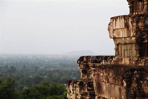 Phnom Bakheng - the hill in the southwest of Angkor - Visit Angkor Wat