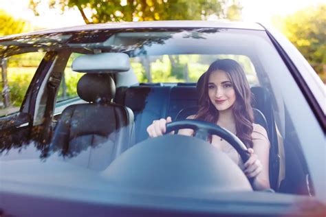 15 Essential Safety Tips for Females Driving Alone – We Go Alone