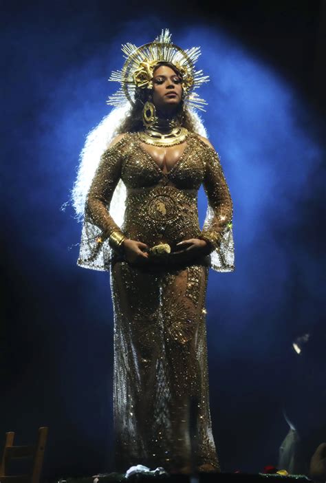 Beyonce gave an inspiring, extravagant Grammys performance (video, pics)