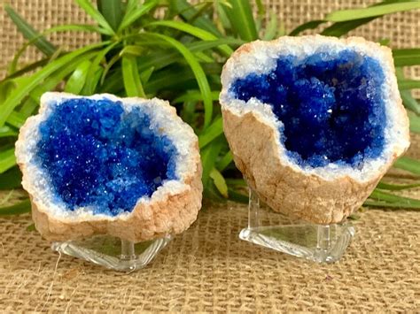 Blue geode halves with stands dyed geodes crystal Quartz | Etsy