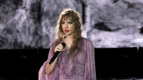 Taylor Swift Plays Rain-Soaked Show in Nashville