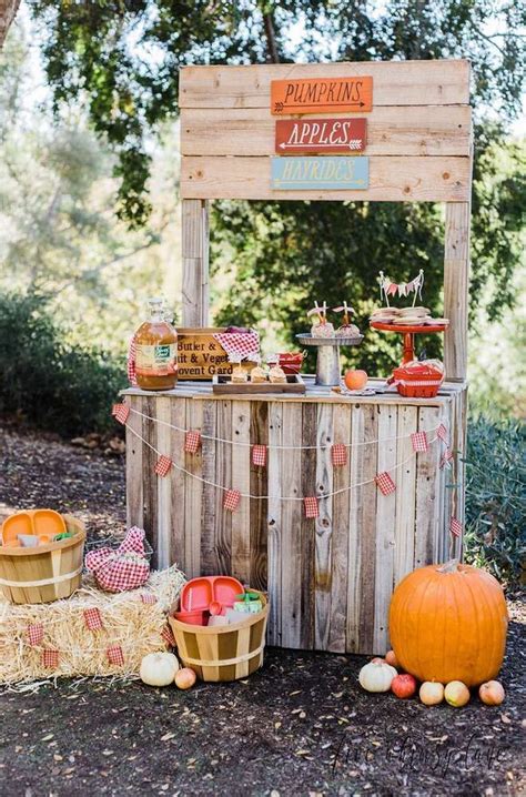 35 Fabulous Fall Backyard Party Decorations Ideas - MAGZHOUSE