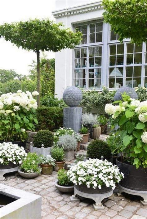 30+ Gorgeous Green And White Garden To Create Calm Atmosphere - Page 18 of 33 | White garden ...