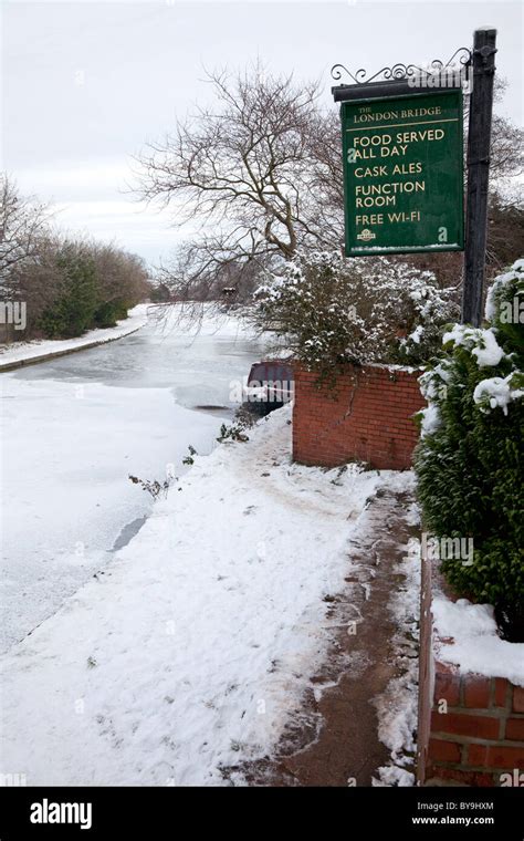 The frozen Bridgewater Canal at Stockton Heath Stock Photo - Alamy