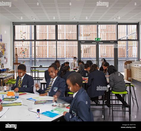 Classroom during lesson. Regent High School, London, United Kingdom. Architect: Walters and ...