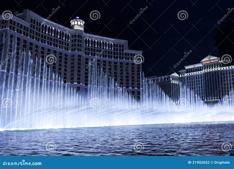 Bellagio Hotel Fountain Show in Cool Blue Setting Editorial Photography ...