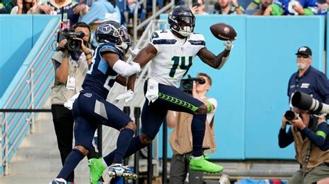 Geno Smith, Seahawks improve playoff chances in rallying to beat the Titans