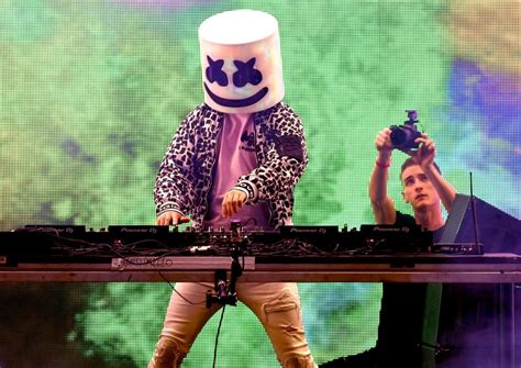 VEGAS MUSIC ROUNDUP: Free Marshmello Show, F1 Concerts, Enrique/ Pitbull/Ricky, No Clarkson Tour ...