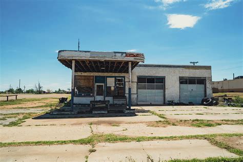 Old abandoned rusted gas station, along Route 66, in McLean Texas ...