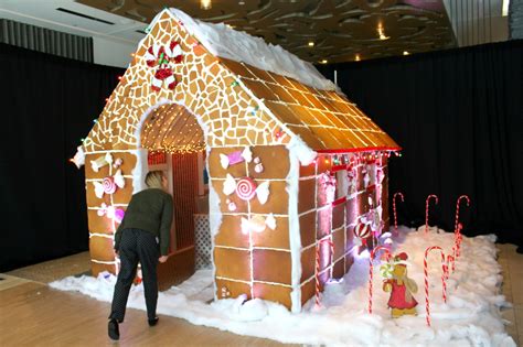 Giant Gingerbread House Becomes One of Texas' Hottest Restaurant Reservations: Eating Inside a ...