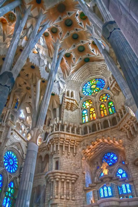 interior of sagrada familia in barcelona | Basílica de la sagrada ...