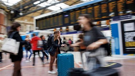 More ticket gates to be installed at London's Victoria Station - BBC News