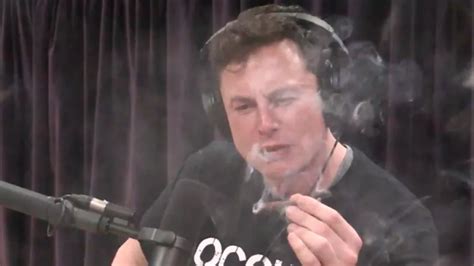 Elon Musk bebe whisky y fuma marihuana en el programa de Joe Rogan