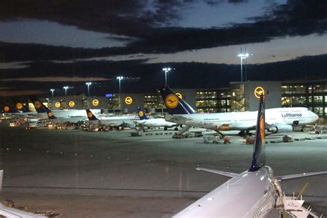 LUFTHANSA TERMINAL 1 APRON FRANKFURT AIRPORT AT NIGHT LUFT… | Flickr