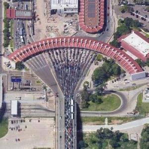 Laredo border crossing (US-Mexico) in Laredo, TX - Virtual Globetrotting