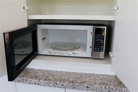 GE Profile Spacemaker II Microwave Oven | EBTH