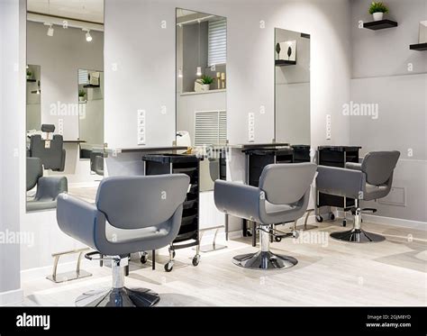 Salon mirrors hi-res stock photography and images - Alamy