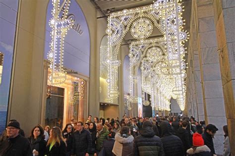 Natale, si accendono le luminarie della Rinascente in Duomo a Milano - la Repubblica