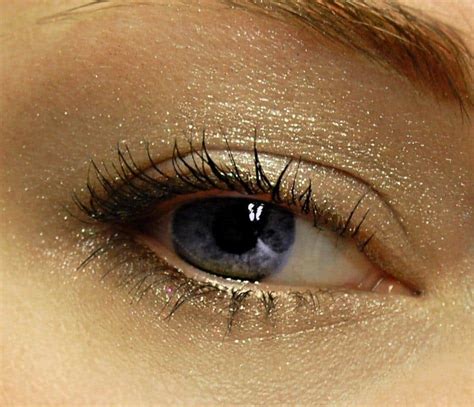 Here is How You Can Look Gorgeous With Glitter Eye Shadow