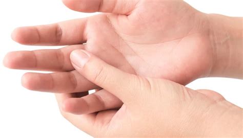 Jammed finger: Symptoms, treatment, and when to see a doctor