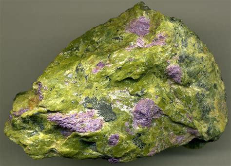 File:Stichtitic serpentinite, Dundas Ultramafic Complex.jpg - Wikimedia Commons