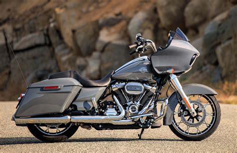 Compare Models: 2022 Harley-Davidson Road Glide® Special vs 2022 Harley-Davidson Road Glide ...