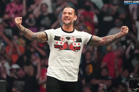 AEW: Anche le Superstar WWE commentano il debutto di CM Punk | Zona Wrestling