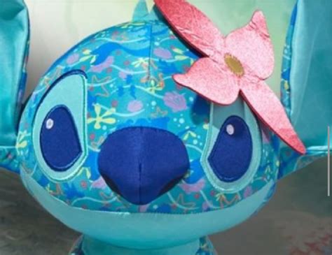 Stitch-Crashes-Disney-April-The-Little-Mermaid-close-up | Pirates & Princesses