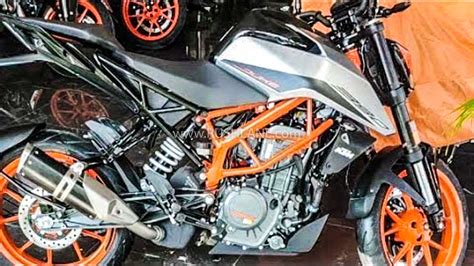 BS6 KTM Duke 390 arrives at dealer - Walkaround video