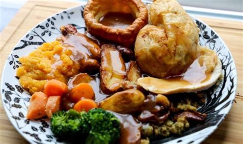 Classic Sunday roast unveiled as the nation's favourite meal | Express ...