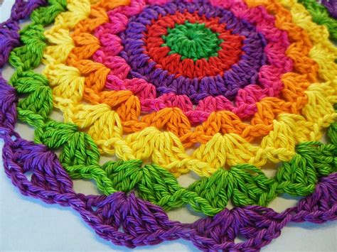 Metsmaakgehaakt: Tutorial Gehaakt Kleedje | Crochet dreamcatcher, Crochet mandala, Crochet patterns