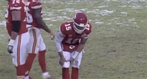 Patrick Mahomes Limping After Knee Bends Awkwardly vs Colts (VIDEO)