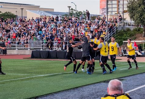 Block party, sold-out stadium for new pro soccer team Oakland Roots ...