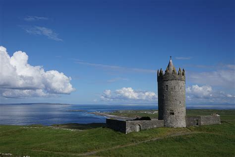 Doonagore Castle Foto & Bild | schloss, irland, burg Bilder auf ...