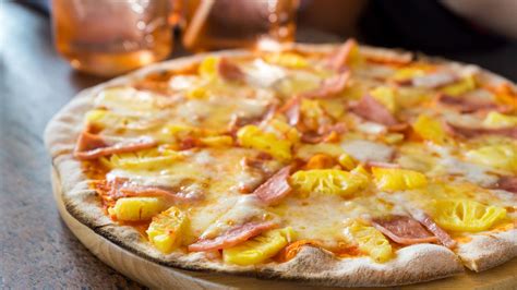 Hawaiian pizza creator Sam Panopoulos dies aged 83 | World News | Sky News