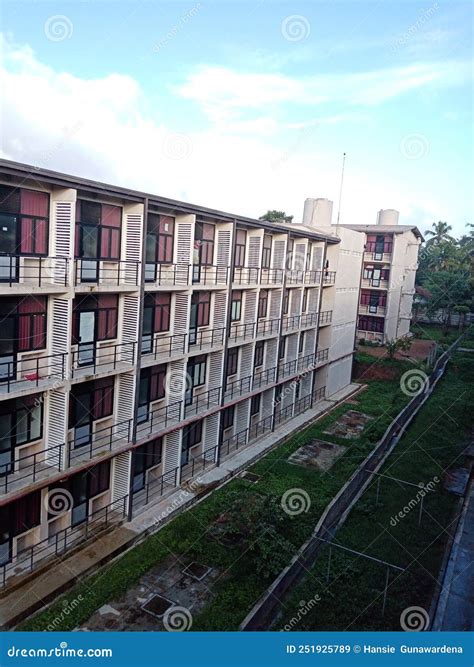 Edificio De Albergues De La Universidad De Wayamba Imagen de archivo - Imagen de canal ...