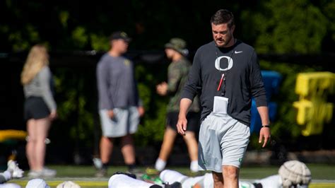 Oregon coach Dan Lanning staying silent on QB starter